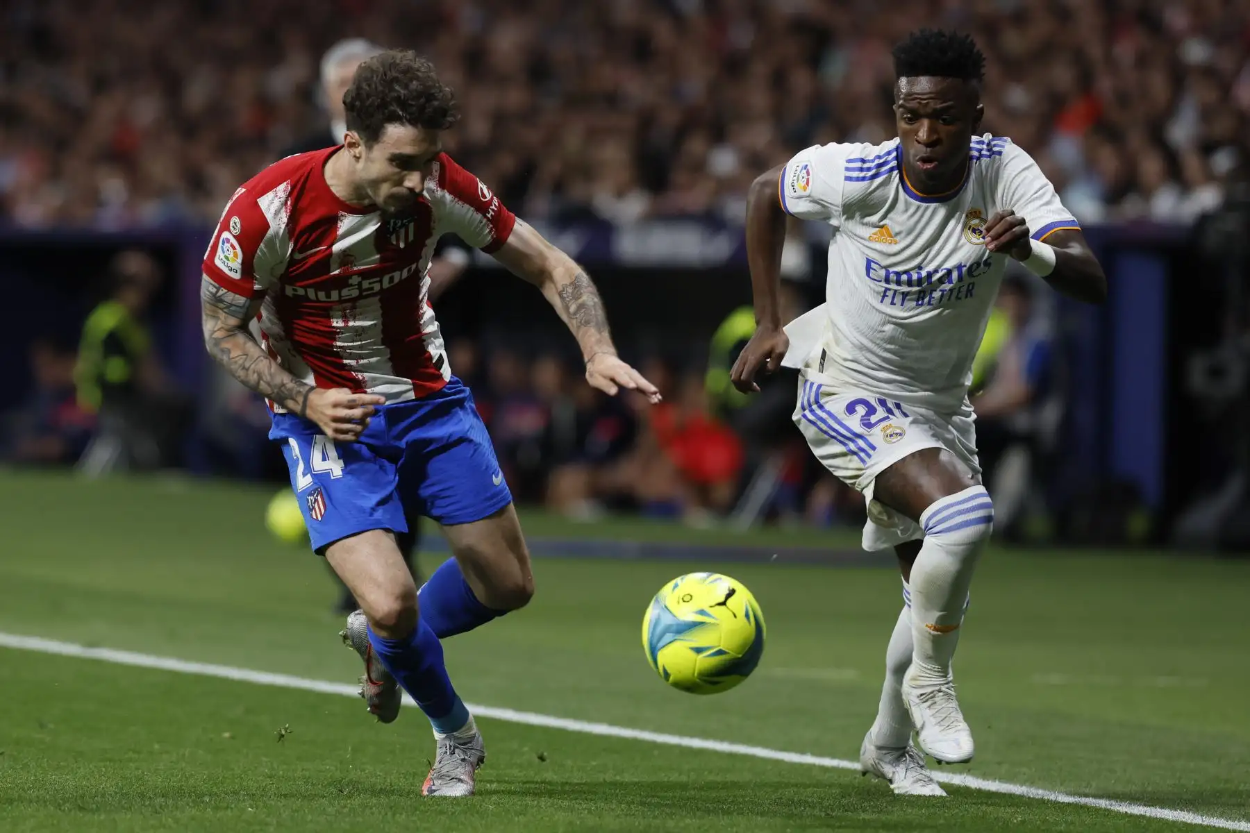 El delantero brasileño del Real Madrid Vinicius Jr. disputa el balón con el defensa croata del Atlético de Madrid, Sime Vrsaljko, durante el encuentro correspondiente a la jornada 35 de LaLiga, en el Estadio Wanda Metropolitano. Foto: EFE