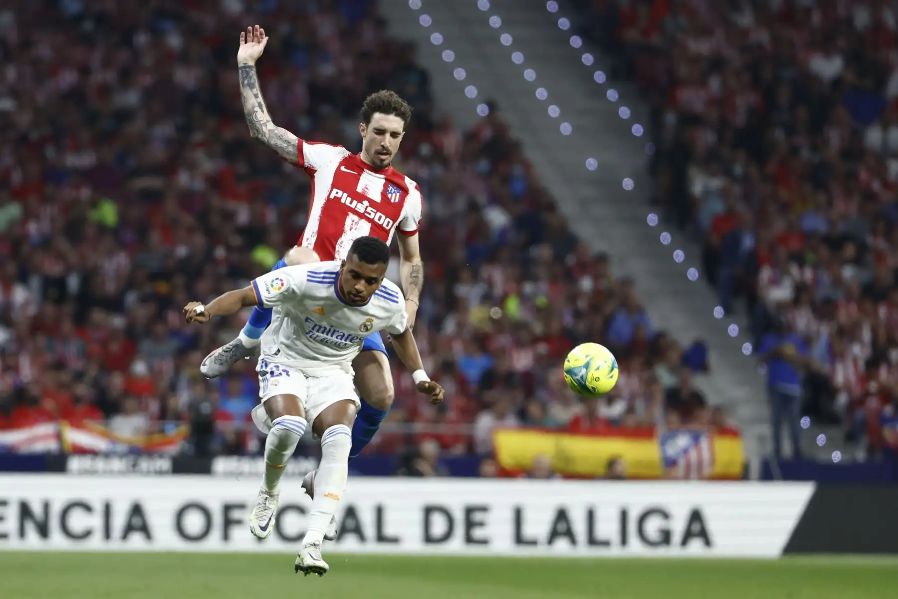 El delantero brasileño del Real Madrid, Rodrygo, disputa el balón ante el defensa croata del Atlético de Madrid, Sime Vrsaljko, durante el encuentro correspondiente a la jornada 35 de LaLiga. Foto: EFE