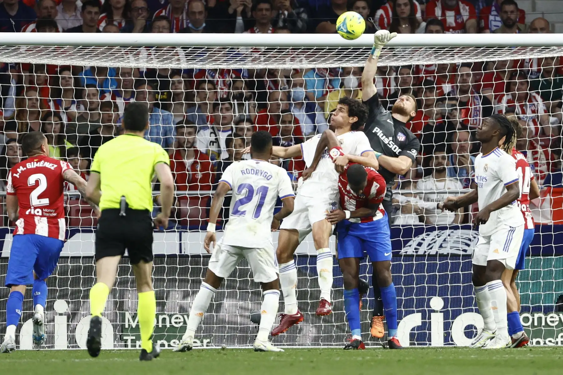 El guardameta esloveno del Atlético de Madrid, Jan Oblak, despeja el balón ante el defensa del Real Madrid, Jesús Vallejo, durante el encuentro correspondiente a la jornada 35 de LaLiga. Foto: EFE
