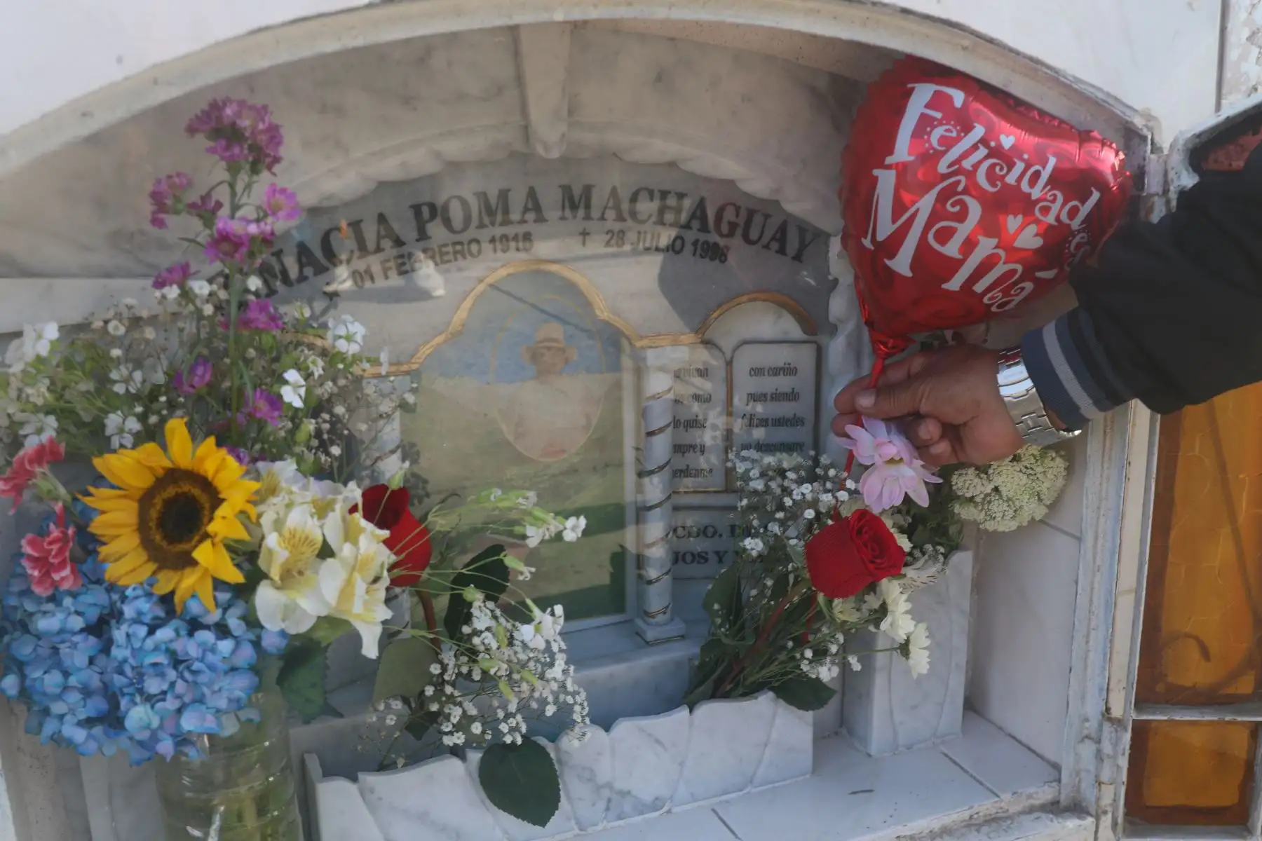 Decenas de familias llegaron al cementerio "Cristo Salvador" en el distrito de Villa El Salvador por el Día de la Madre. Foto: ANDINA/Eddy Ramos