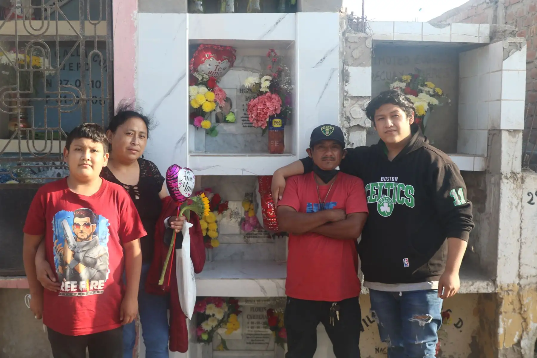 Decenas de familias llegaron al cementerio "Cristo Salvador" en el distrito de Villa El Salvador por el Día de la Madre. Foto: ANDINA/Eddy Ramos