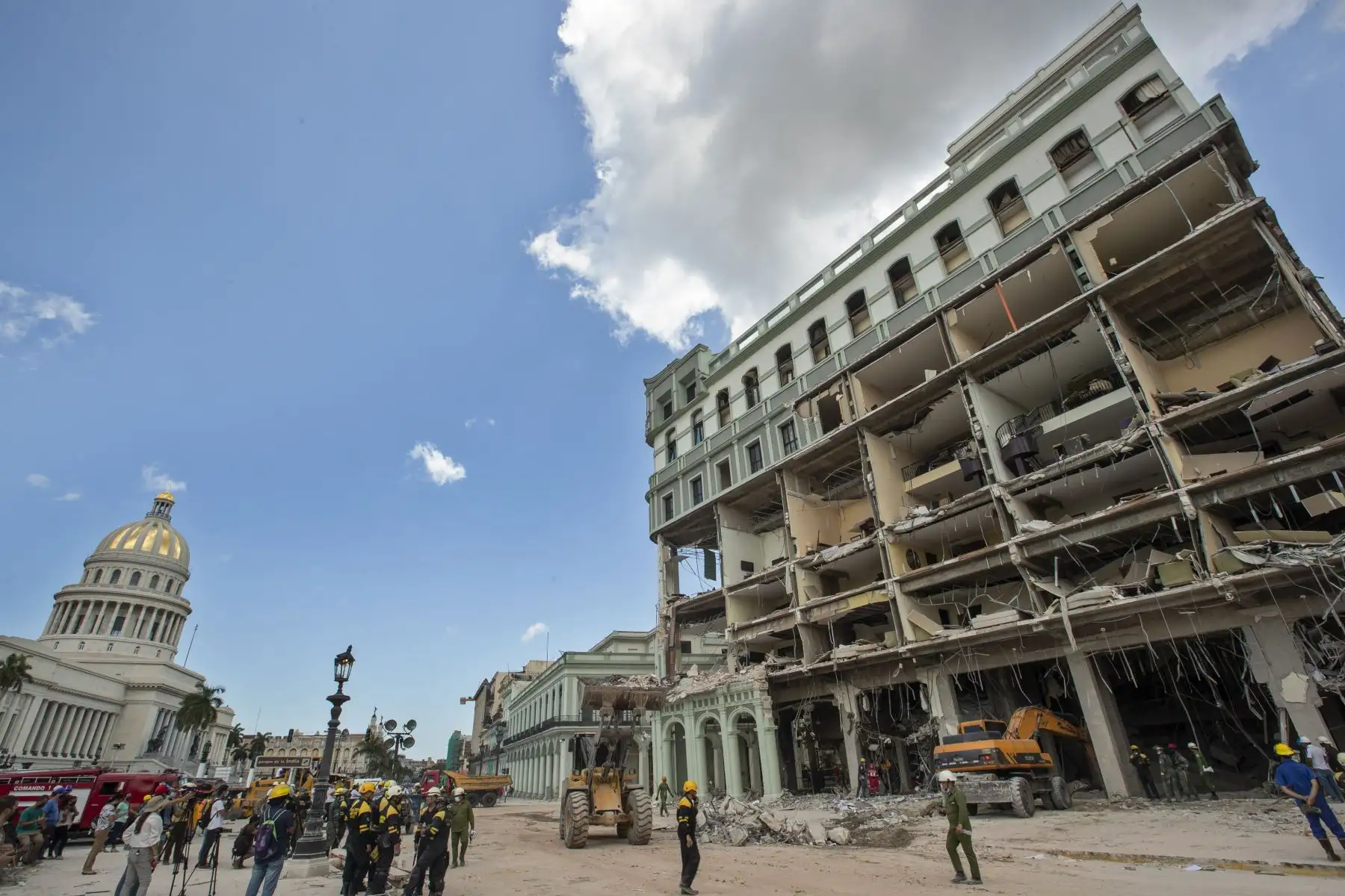 Vista general de las labores de rescate en el destruido hotel Saratoga en La Habana, Cuba. Las autoridades sanitarias elevaron este domingo a 30 la cifra de fallecidos en la explosión por escape de gas. Foto: EFE
