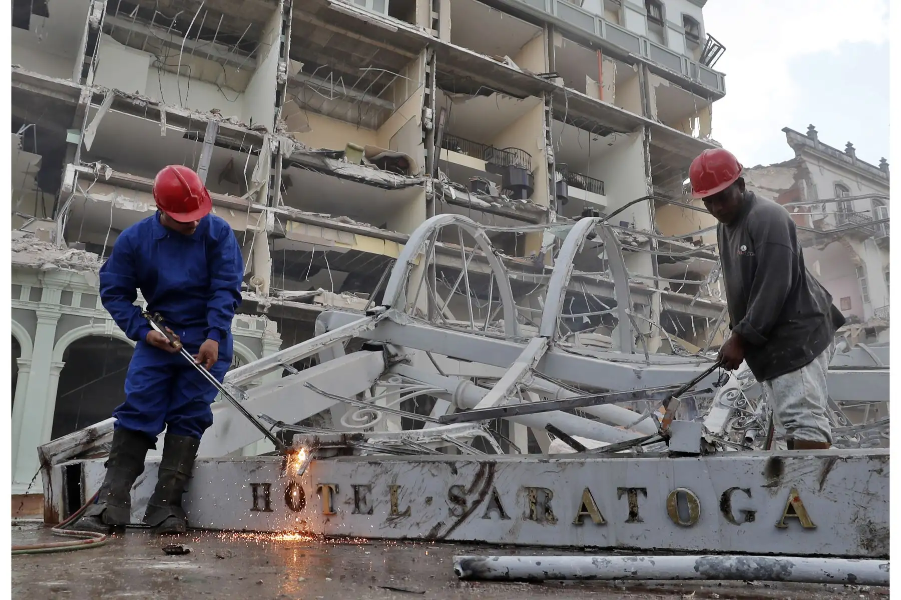 Continúan las labores de rescate tras explosión en el Hotel Saratoga, en La Habana, Cuba. Foto: EFE