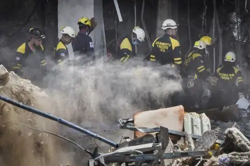 Según el Ministerio de Salud Pública, el accidente, probablemente provocado por una fuga de gas, dejó además 54 heridos. Foto: AFP