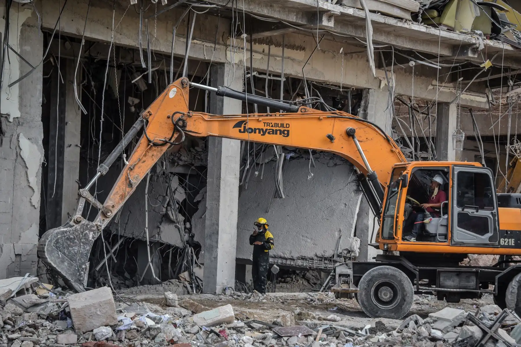 Bomberos y rescatistas continúan trabajos entre los escombros tras explosión del Hotel Saratoga, en La Habana, Cuba. Foto: AFP