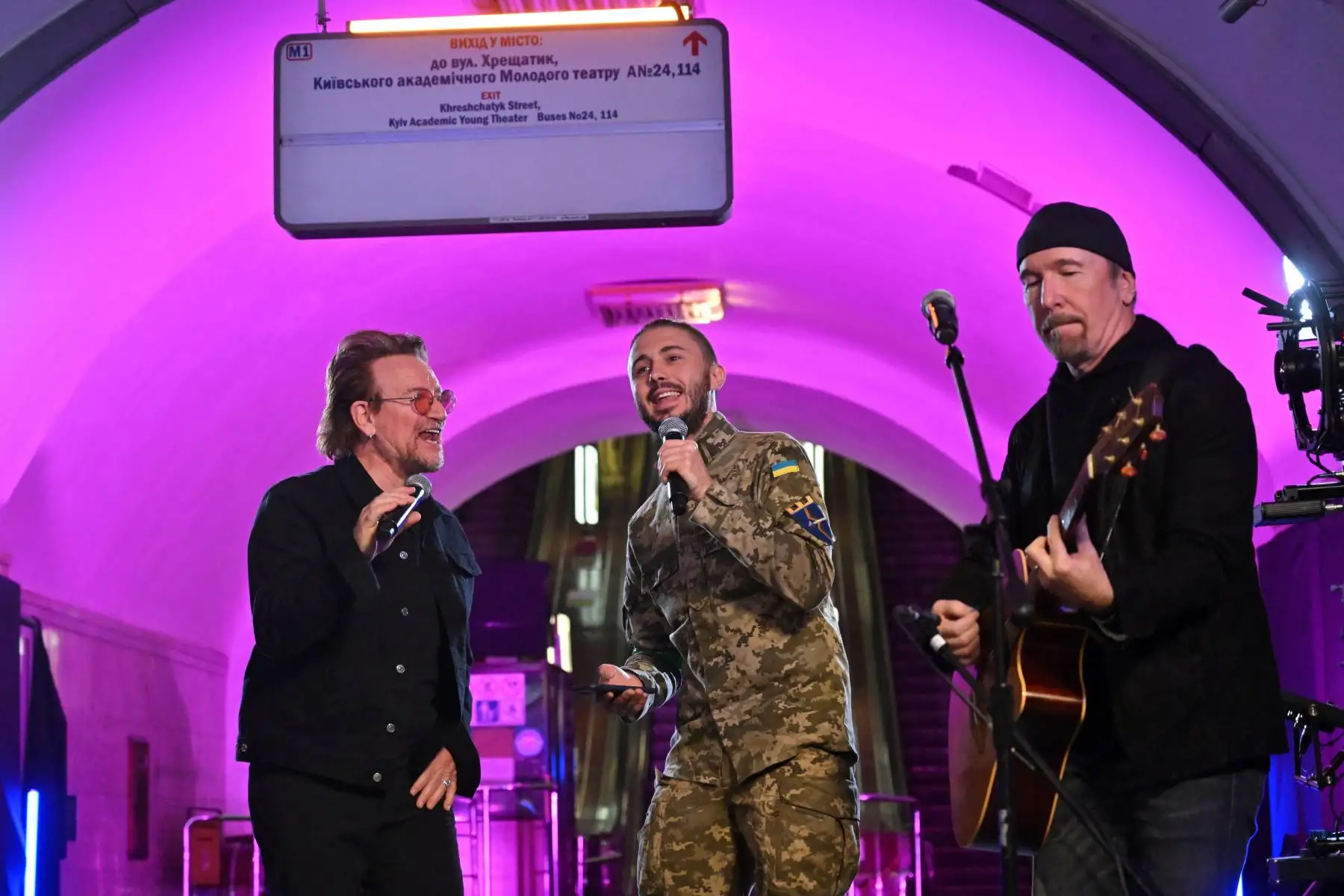 El cantante irlandés Bono, líder de la banda U2, brindó un concierto espontáneo desde una estación del metro de Kiev, como aportación personal a la paz y coincidiendo con el fin de la II Guerra Mundial en Europa. Foto: EFE