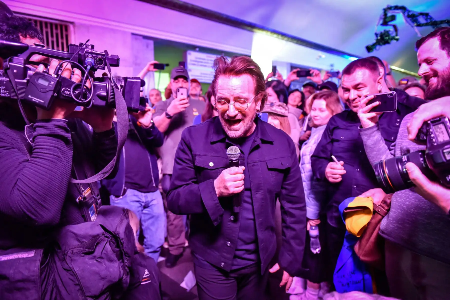 El músico irlandés Bono de la banda U2 actúa en la estación de metro Khreshatyk en Kiev, Ucrania. Foto: EFE