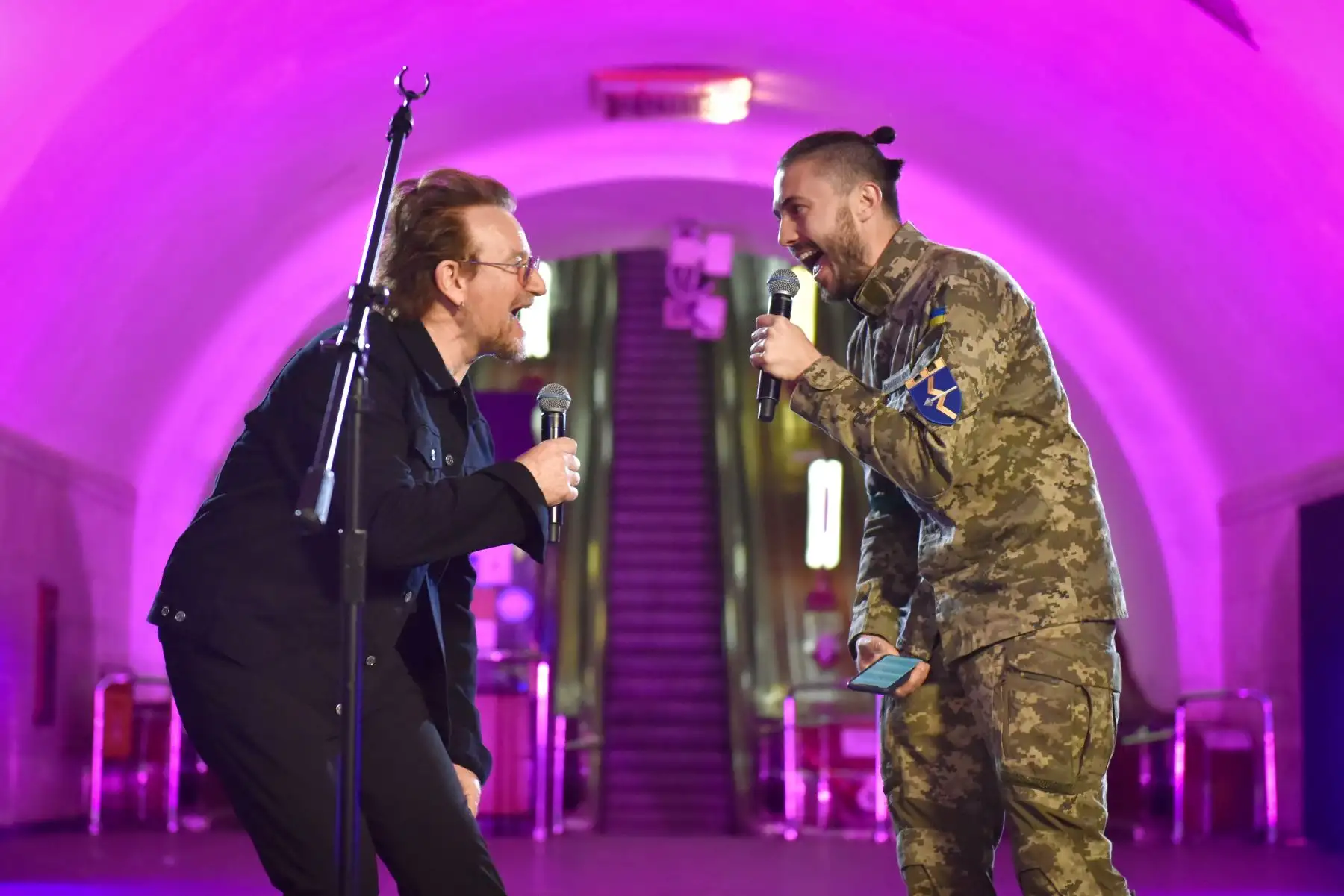 El cantante irlandés Bono, líder de la banda U2, brindó un concierto espontáneo desde una estación del metro de Kiev, como aportación personal a la paz y coincidiendo con el fin de la II Guerra Mundial en Europa. Foto: EFE