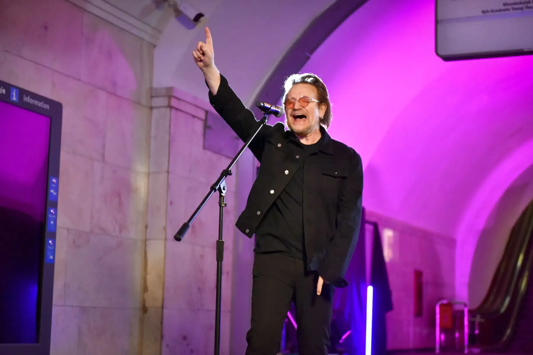 El músico irlandés Bono de la banda U2 actúa en la estación de metro Khreshatyk en Kiev, Ucrania. Foto: EFE