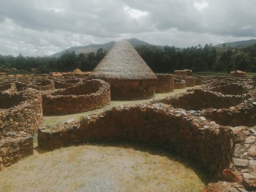 Los trabajos de puesta en valor de las impresionantes colcas del parque arqueológico Raqchi, en Cusco, están a punto de concluir para su reapertura al turismo. ANDINA/Difusión