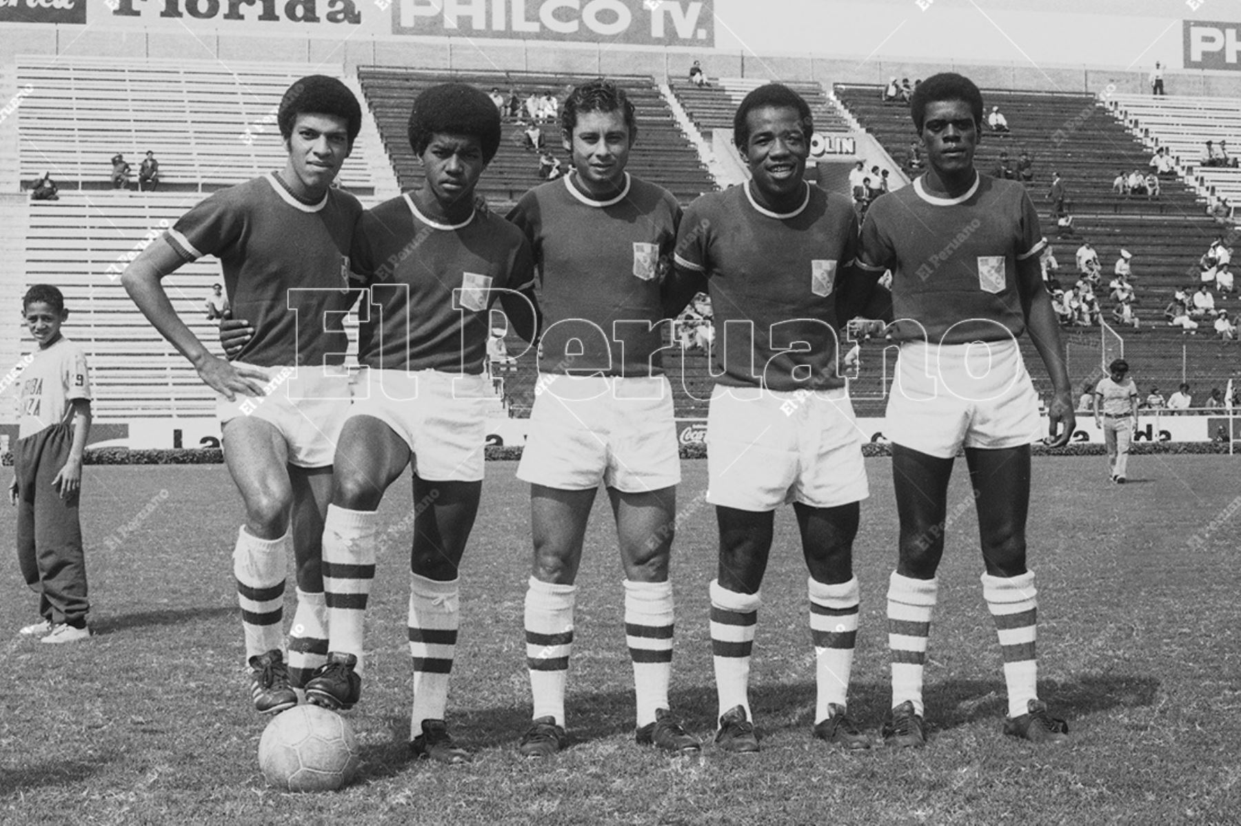 Lima - 17 julio 1976 / Julio César Uribe flanqueado por Roberto Mosquera y Roberto Chale  antes del encuentro entre Sporting Cristal y CNI de Iquitos. Foto: Archivo Histórico de El Peruano / Virgilio Molero