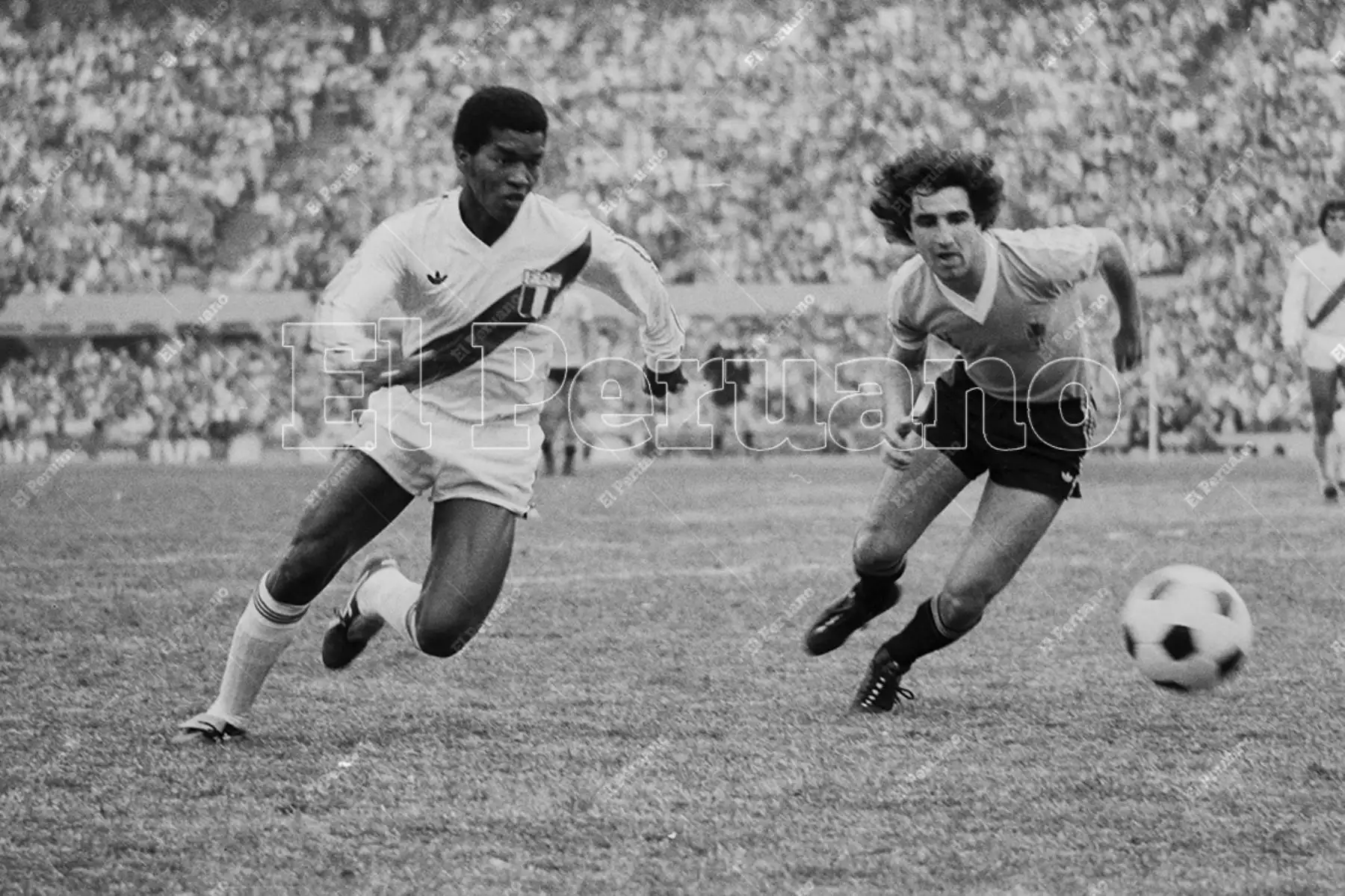 Montevideo, Uruguay - 23 agosto 1981 / El volante Julio César Uribe  fue la figura del partido que acabó con triunfo peruano  por 2-1 sobre Uruguay en el estadio Centenario. Perú quedó a un punto de clasificar al mundial España 82. Foto: Archivo Histórico de El Peruano / Rómulo Luján