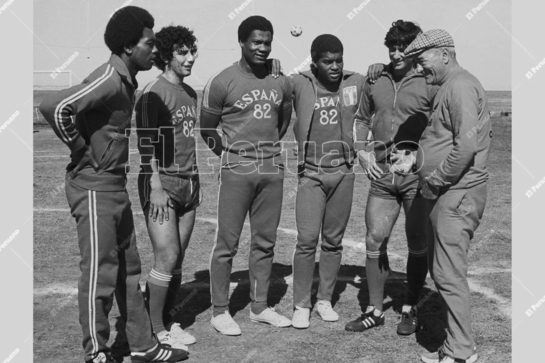 Montevideo, Uruguay - 20 agosto 1981 / El director técnico de la selección peruana de fútbol, Elba de Padua Lima Tim,  conversa con Juan Carlos Oblitas, Julio César Uribe, Guillermo La Rosa, César Cueto y Gerónimo Barbadillo durante los entrenamientos del combinado nacional que se prepara para el encuentro con Uruguay por eliminatorias sudamericanas para España 82. Foto: Archivo Histórico de El Peruano / Rómulo Luján