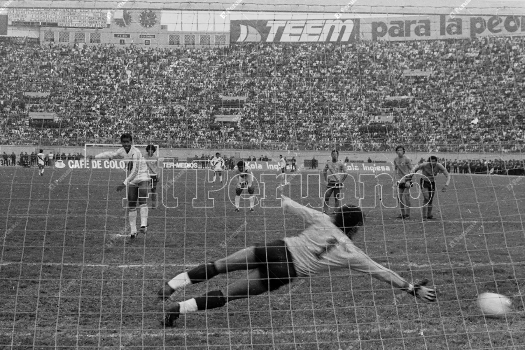 Lima - 16 agosto 1981 / Julio César Uribe anota de penal el segundo gol peruano frente al portero Pedro Antonio Zape. Perú le ganó 2-0 a Colombia por las eliminatorias sudamericanas para el mundial de fútbol España 82.Foto: Archivo Histórico de El Peruano / Oswaldo Sánchez