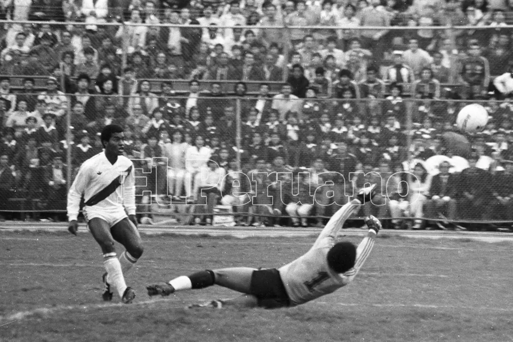Lima - 16 de agosto 1981 / Julio César Uribe frente al portero colombiano Pedro Antonio Zape durante el partido que Perú le ganó a Colombia 2-0  por las eliminatorias sudamericanas para el mundial de fútbol España 82. Foto: Archivo Histórico de El Peruano / Oswaldo Sánchez
