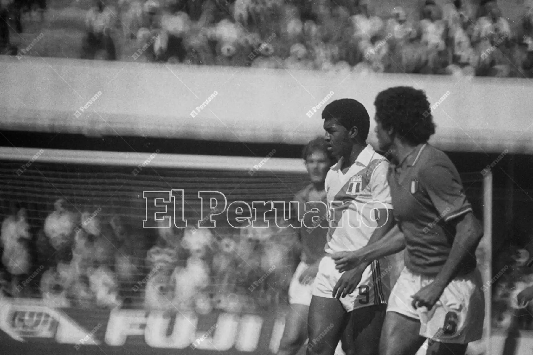 Vigo - 18 junio 1982 / Julio César Uribe en el partido entre Perú e Italia que término empatado 1-1 en el mundial de España 82. Foto: Archivo Histórico de El Peruano / Rolando Ángeles