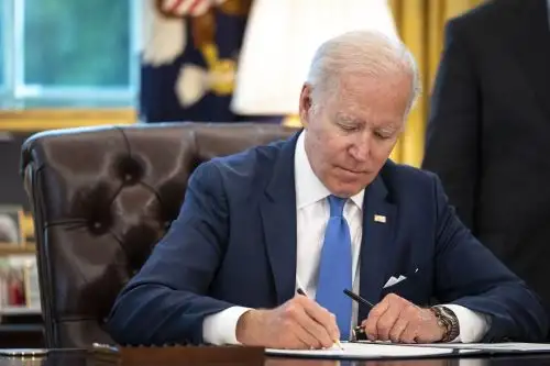 La firma del presidente Biden se da el día después del día en que se celebra la victoria aliada en Europa en 1945, que marcó la derrota de la Alemania de Hitler. Foto: AFP