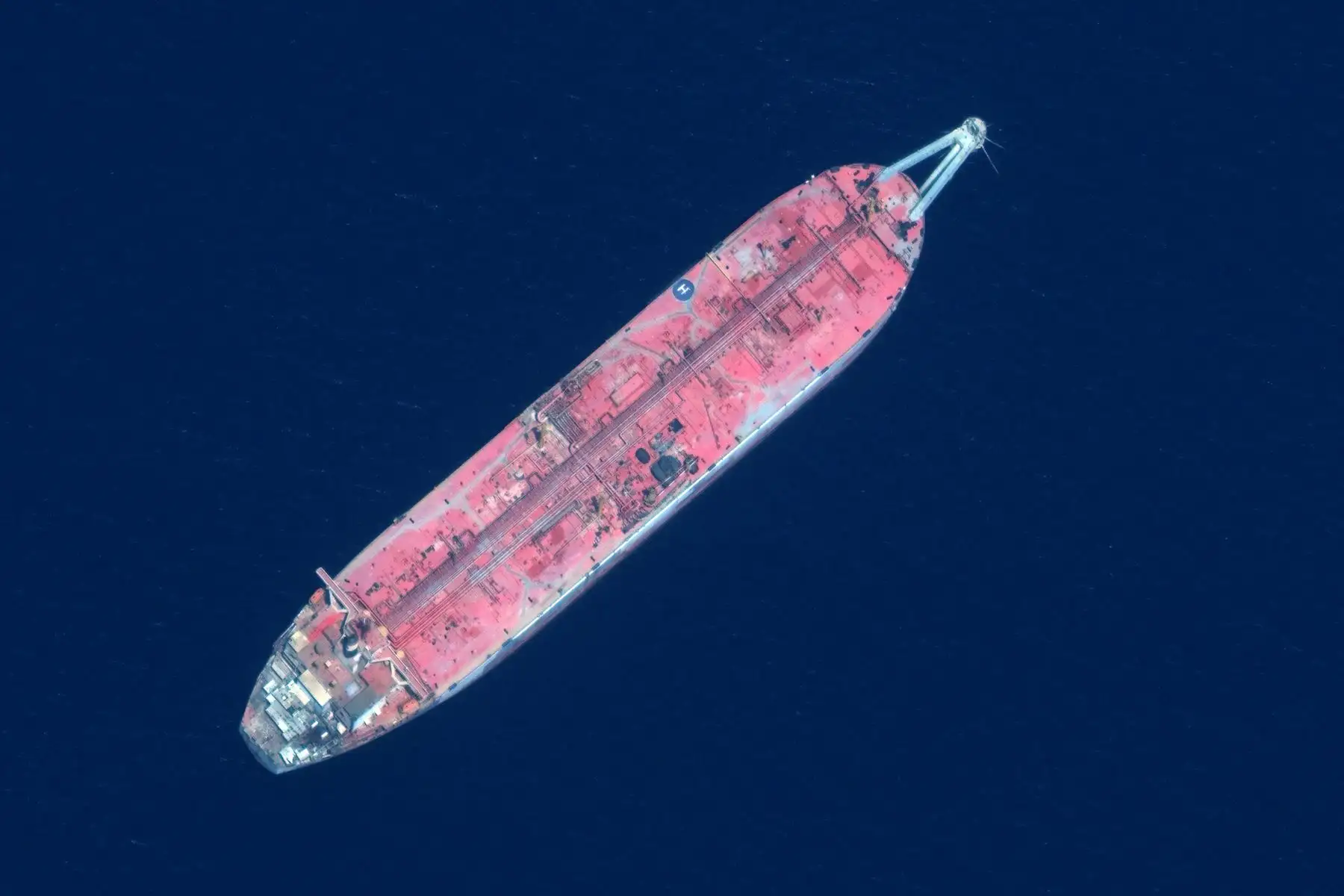 El petrolero contiene el equivalente a algo más de un millón de barriles y corre el riesgo de romperse. Foto: AFP