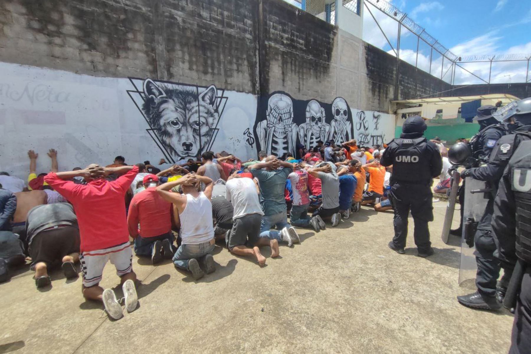 Motín en cárcel de Ecuador deja al menos 43 presos muertos y más de 100 prófugos