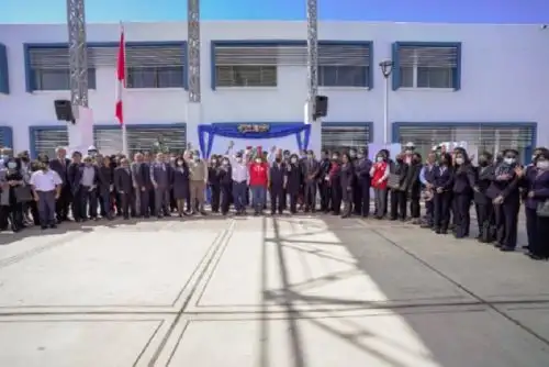 La nueva infraestructura cuenta con 38 aulas para los estudiantes de primaria y secundaria, ambientes para profesores, laboratorios, servicios higiénicos, espacios administrativos, entre otros ambientes.