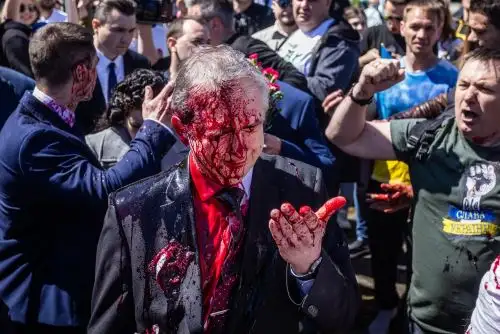 Con pintura roja: Agresión al embajador ruso Sergei Andréiev se dan en pleno crecimiento del sentimiento antiruso en Polonia, país que permaneció en la órbita de Moscú desde 1945 hasta 1989. Foto: AFP