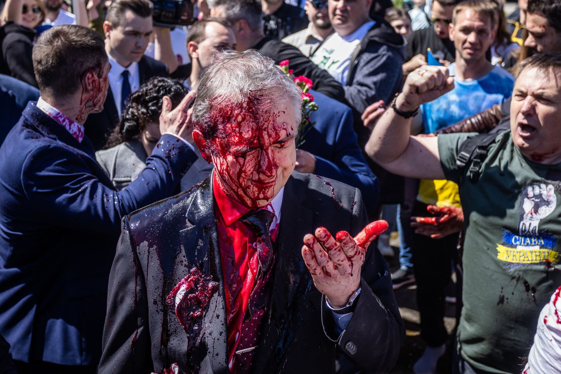 Embajador ruso es agredido en Polonia con pintura roja en plena ceremonia [fotos y video]