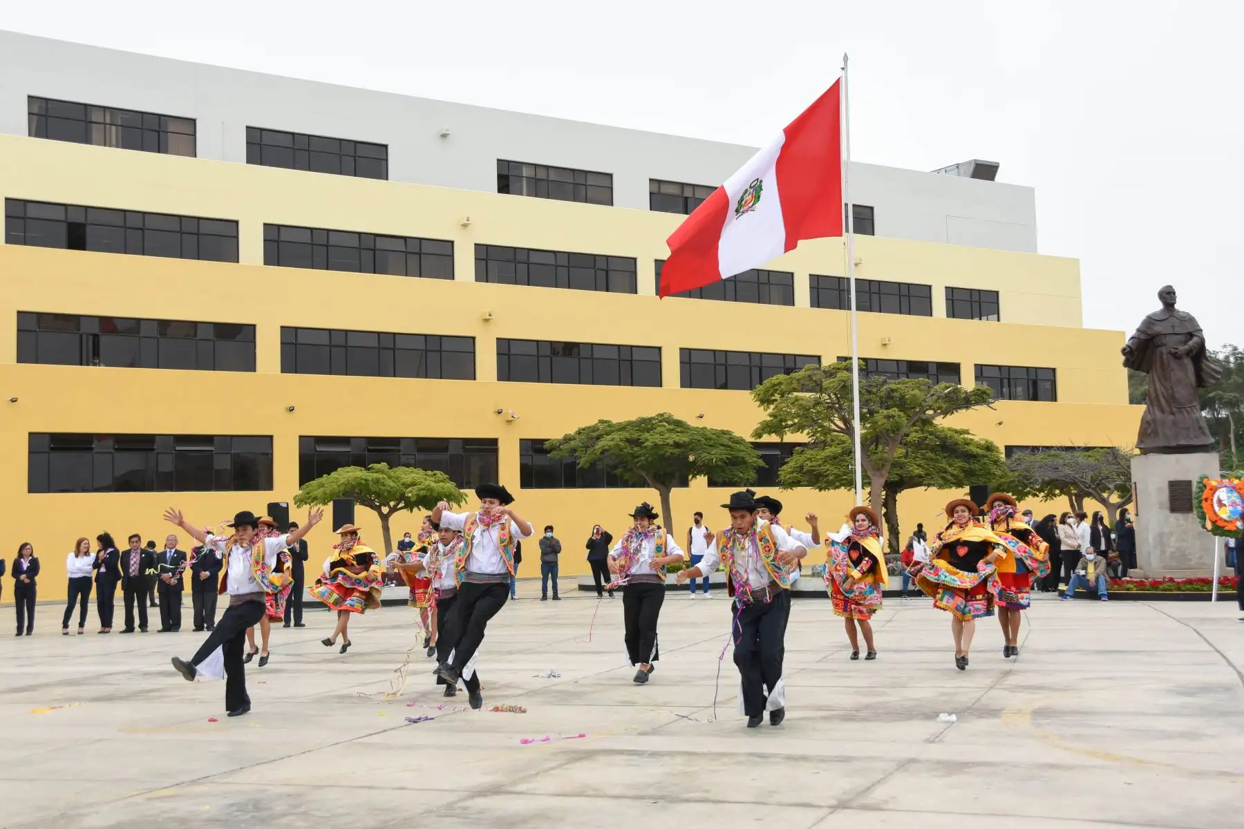 La Universidad Nacional Mayor de San Marcos (UNMSM) inauguró la semana de actividades por su 471 aniversario, con una ceremonia que se llevó a cabo en la plaza Fray Tomás de San Martín de la ciudad universitaria y fue presidida por la rectora Jeri Ramón Ruffner. Foto: ANDINA/UNMSM