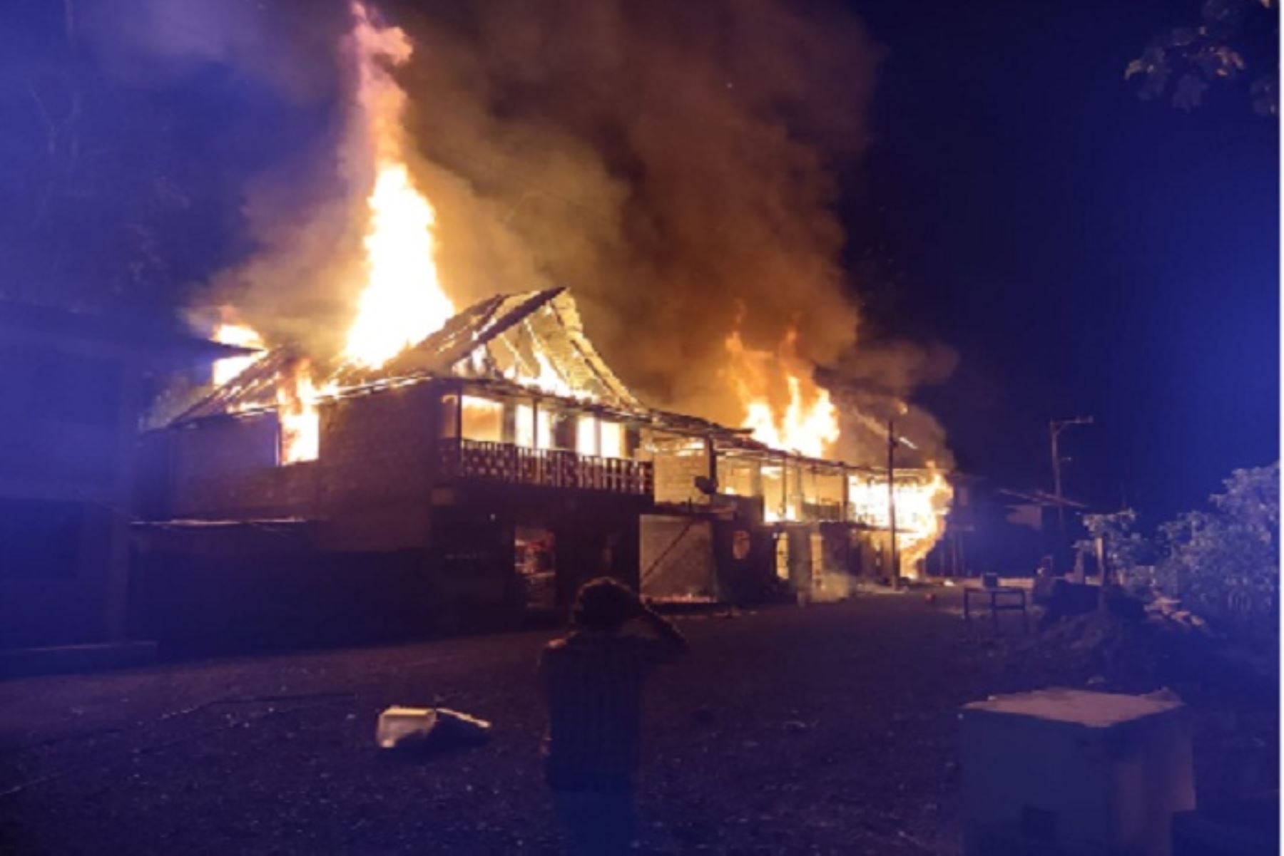 Recién esta madrugada se pudo sofocar el fuego que dejó cinco viviendas inhabitables en Pozuzo, región Pasco.