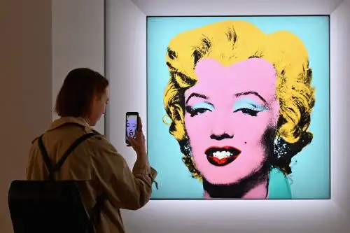Una de las serigrafías de Marilyn Monroe titulada "Shot Sage Blue Marilyn" fue vendida este lunes por 195 millones de dólares, convirtiéndose así en la obra de arte más cara del siglo XX vendida en una subasta pública. Foto: AFP