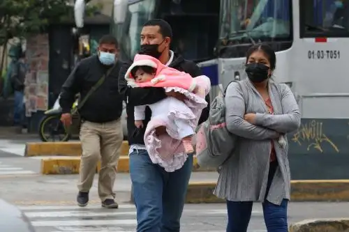 Limeños transitan por las calles abrigados con indumentarias propio del invierno.
Cientos de personas  lucen con chompas y casacas   debido a las bajas temperaturas. 
Foto: ANDINA/Eddy Ramos