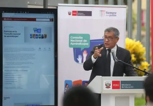 El ministro de Educación, Rosendo Serna, durante el lanzamiento de la “Consulta Nacional de Aprendizajes: Tu voz para una mejor escuela” Foto: Cortesía.