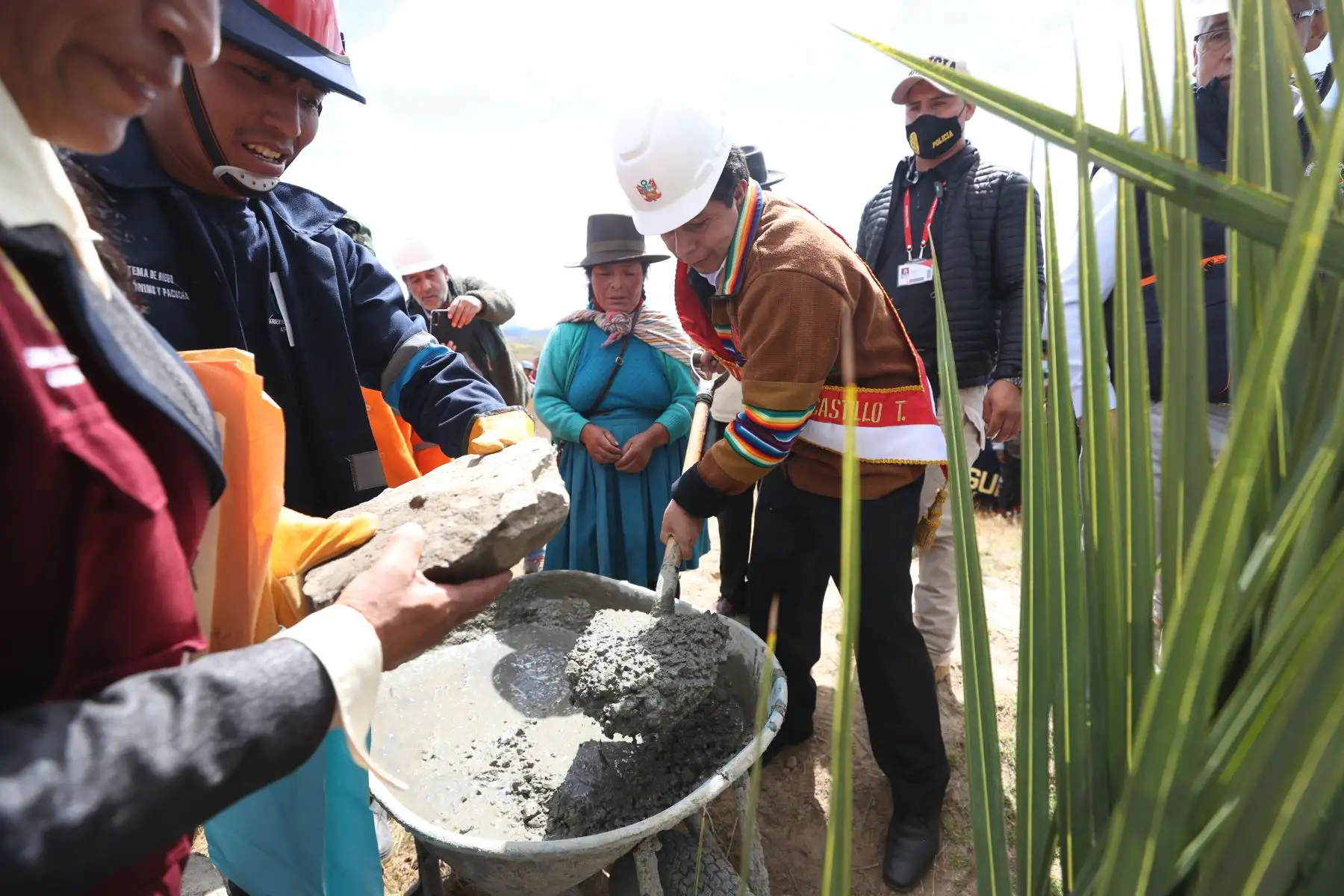 Presidente Pedro Castillo coloca la primera piedra de la obra de mejoramiento y ampliación del servicio de riego para siete localidades de la provincia de Andahuaylas.
Foto: ANDINA/Presidencia Perú