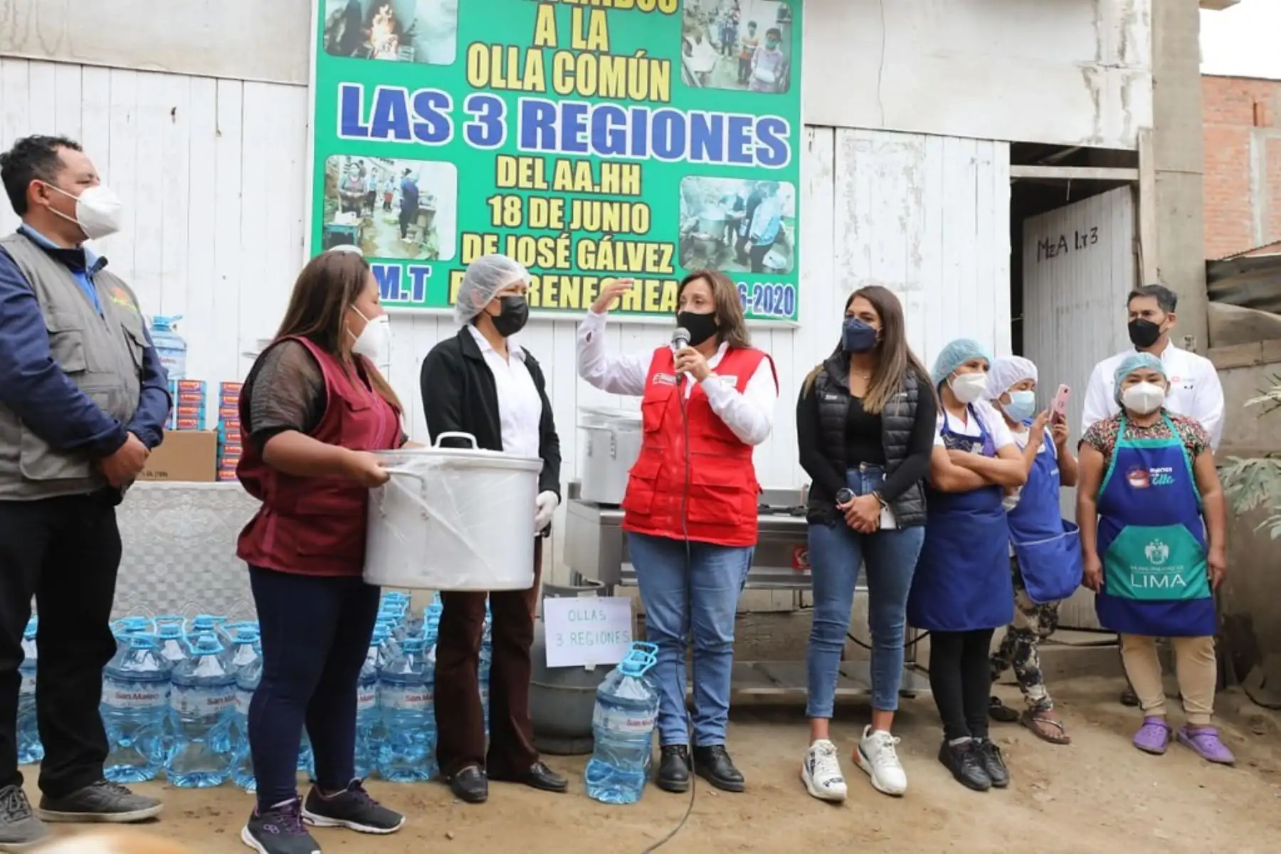 La ministra Dina Boluarte Zegarra (Midis) visitó la olla común Las Tres Regiones en Villa María del Triunfo. Foto: ANDINA/Difusión