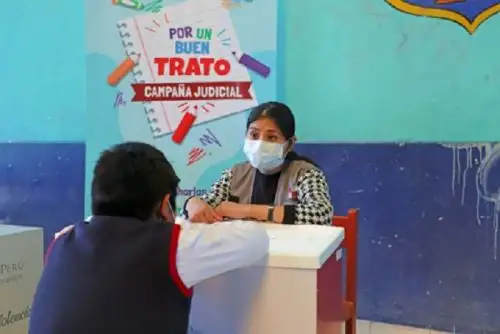 Después de las charlas, los psicólogos brindan atención personalizada a los escolares en clínicas itinerantes que son instaladas en ambientes que permitirán a los menores dialogar de manera privada.