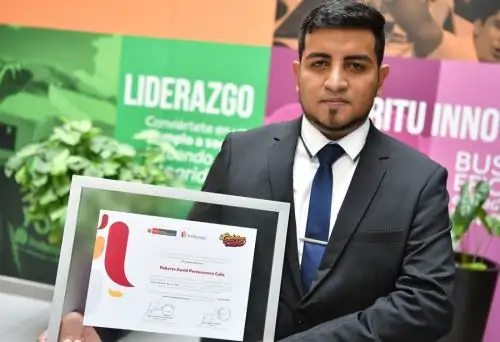 El ingeniero mecatrónico Roberto Portocarrero Calle, formado en la Universidad Nacional de Piura, creó junto a la también ingeniera y docente Roxani Keewong Zapata, un “Equipo para el tratamiento de cristalización de la miel de caña de azúcar para la elaboración de panela granulada”, el cual obtuvo en enero de este año la patente de modelo de utilidad otorgada por la Dirección de Invenciones y Nuevas Tecnologías del Indecopi.