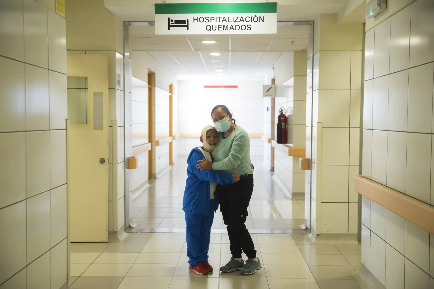 Denise Quispe, madre y padre de Erick, está agradecida con los cirujanos del INSN-San Borja por haber logrado reconstruirle el cuello a su hijo y mejorar su calidad de vida tras la quemadura que sufrió antes de los dos años. Foto: ANDINA/Carla Patiño Ramírez