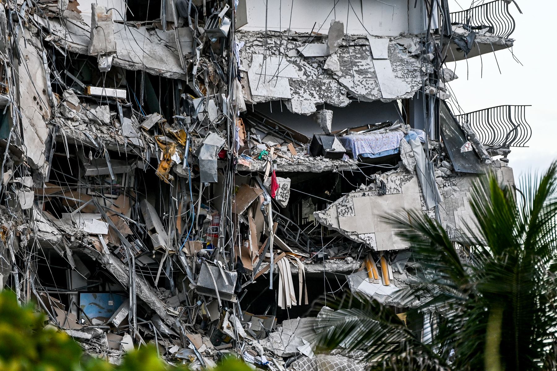 El edificio Champlain Towers South, de 12 plantas, se derrumbó parcialmente en la madrugada del 24 de junio frente al mar en Surfside, al norte de Miami Beach. Foto: AFP