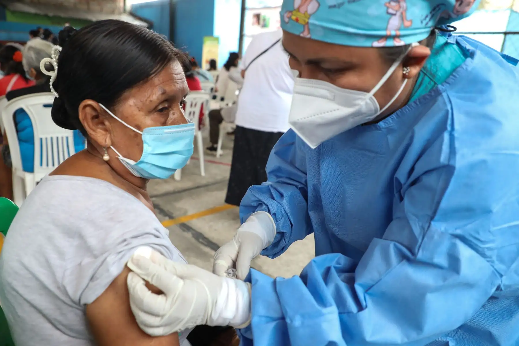 Decenas de personas usuarias del Programa Nacional de Asistencia Solidaria Pensión 65, del Ministerio de Desarrollo e Inclusión Social (Midis), fueron inmunizadas contra la COVID-19 durante la campaña integral de salud para adultos mayores llevada a cabo en el coliseo Bombonera Padre Valles, del distrito de Punchana, en la ciudad de Iquitos, región Loreto.
Foto: ANDINA/Pensión 65