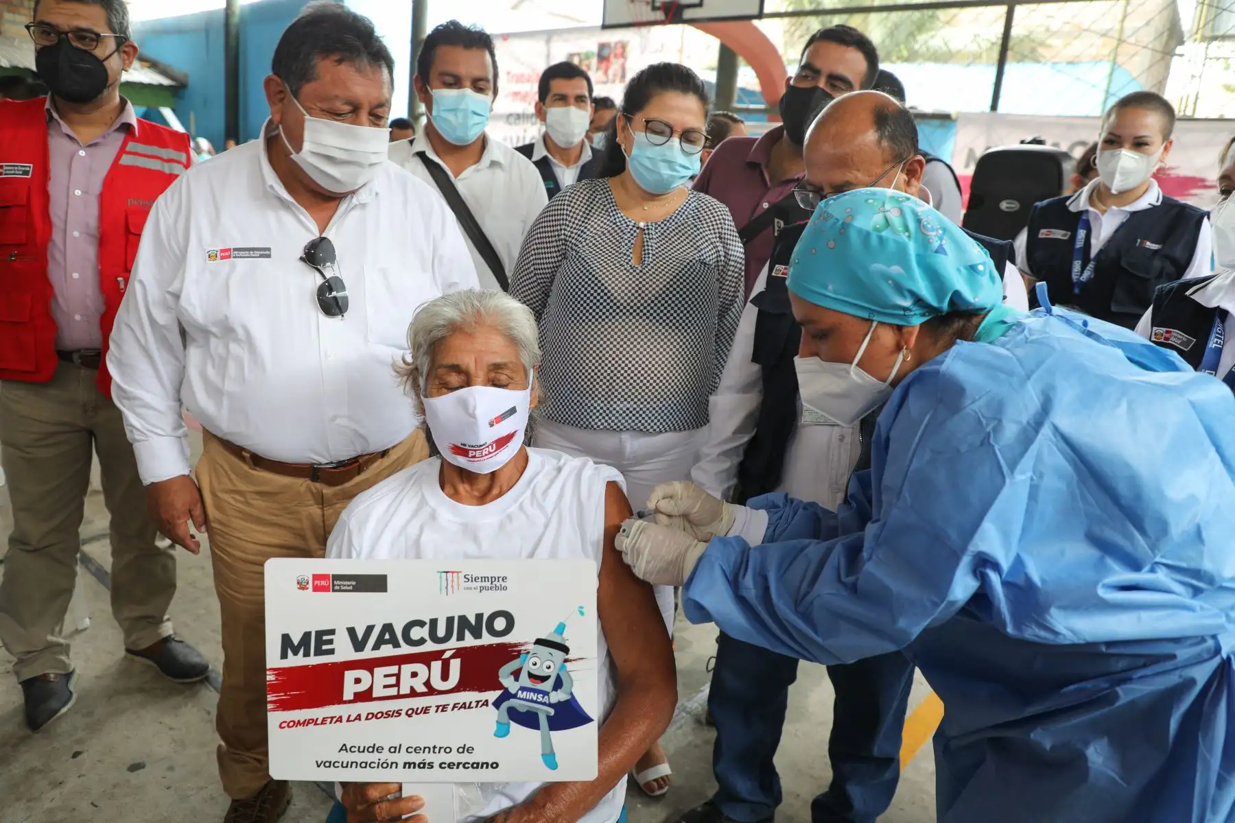 Decenas de personas usuarias del Programa Nacional de Asistencia Solidaria Pensión 65, del Ministerio de Desarrollo e Inclusión Social (Midis), fueron inmunizadas contra la COVID-19 durante la campaña integral de salud para adultos mayores llevada a cabo en el coliseo Bombonera Padre Valles, del distrito de Punchana, en la ciudad de Iquitos, región Loreto.
Foto: ANDINA/Pensión 65