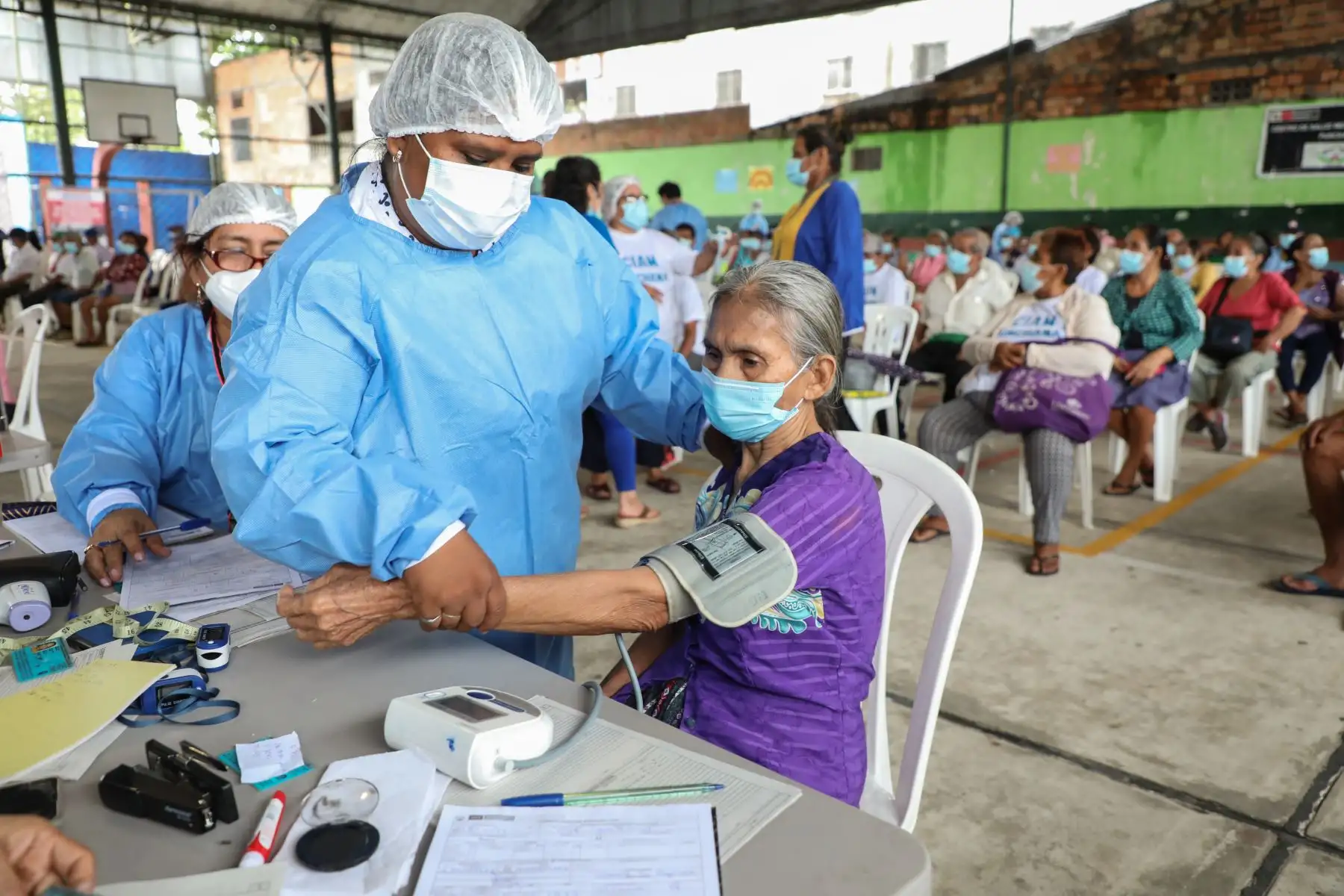 Además, de la administración de la tercera o cuarta dosis de la vacuna contra el coronavirus, durante la actividad también se realizaron vacunaciones contra la influenza y el neumococo, consultas de medicina general, triaje, exámenes de laboratorio, tamizaje visual, consultas de salud mental, orientación psicológica, desparasitaciones y orientaciones en promoción de la salud y de alimentación saludable. 
Foto: ANDINA/ Pensión 65