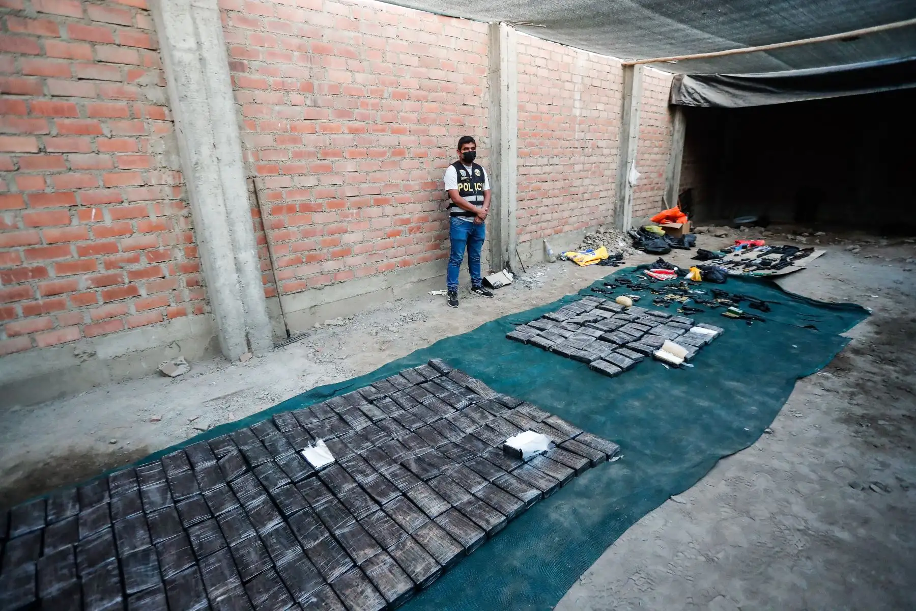 Policía Nacional decomisa cerca de 300 paquetes de droga en Lima y el Callao. El ministro Alfonso Chávarry y el comandante general de la PNP, Vicente Tiburcio, presentaron los resultados de dos intervenciones en los distritos de Carabayllo y Ventanilla. Foto: ANDINA/Renato Pajuelo
