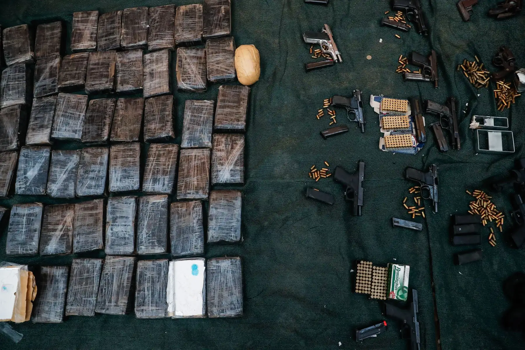 Policía Nacional decomisa cerca de 300 paquetes de droga en Lima y el Callao. El ministro Alfonso Chávarry y el comandante general de la PNP, Vicente Tiburcio, presentaron los resultados de dos intervenciones en los distritos de Carabayllo y Ventanilla. Foto: ANDINA/Renato Pajuelo