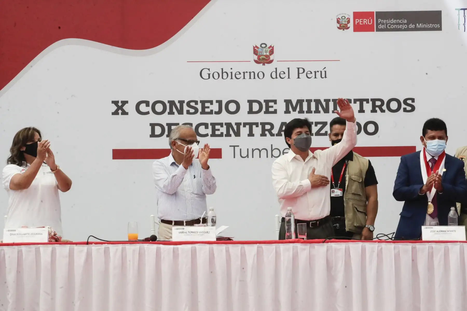 El presidente Pedro Castillo lideró esta tarde el X Consejo de Ministros Descentralizado en Tumbes, región del norte del país. La reunión se lleva a cabo en el coliseo Palacio de los Deportes y cuenta con la presencia de ministros de Estado, congresistas por Tumbes, autoridades regionales y locales, y representantes de la sociedad civil.
Foto: ANDINA/Presidencia Perú