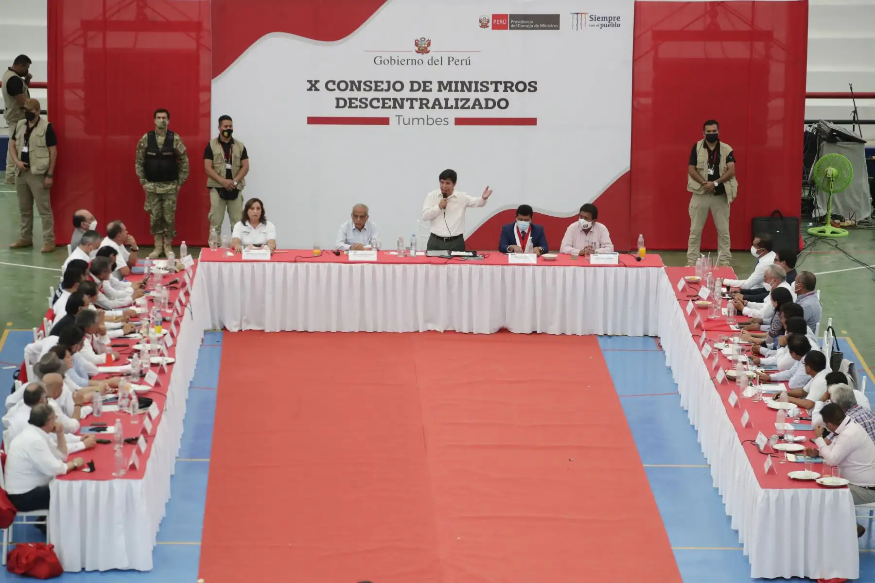 El presidente Pedro Castillo lideró esta tarde el X Consejo de Ministros Descentralizado en Tumbes, región del norte del país. La reunión se lleva a cabo en el coliseo Palacio de los Deportes y cuenta con la presencia de ministros de Estado, congresistas por Tumbes, autoridades regionales y locales, y representantes de la sociedad civil.
Foto: ANDINA/Presidencia Perú