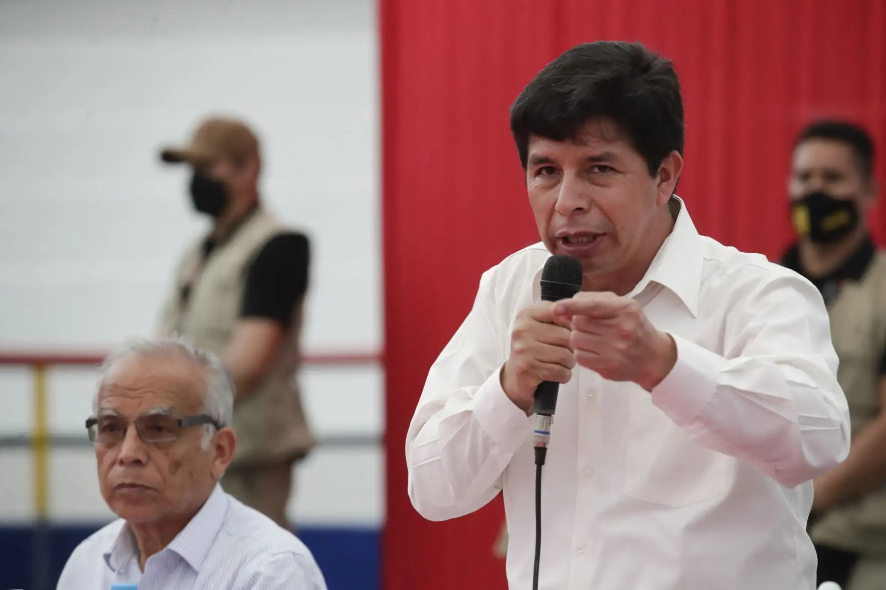 El presidente Pedro Castillo lideró esta tarde el X Consejo de Ministros Descentralizado en Tumbes, región del norte del país. La reunión se lleva a cabo en el coliseo Palacio de los Deportes y cuenta con la presencia de ministros de Estado, congresistas por Tumbes, autoridades regionales y locales, y representantes de la sociedad civil.
Foto: ANDINA/Presidencia Perú