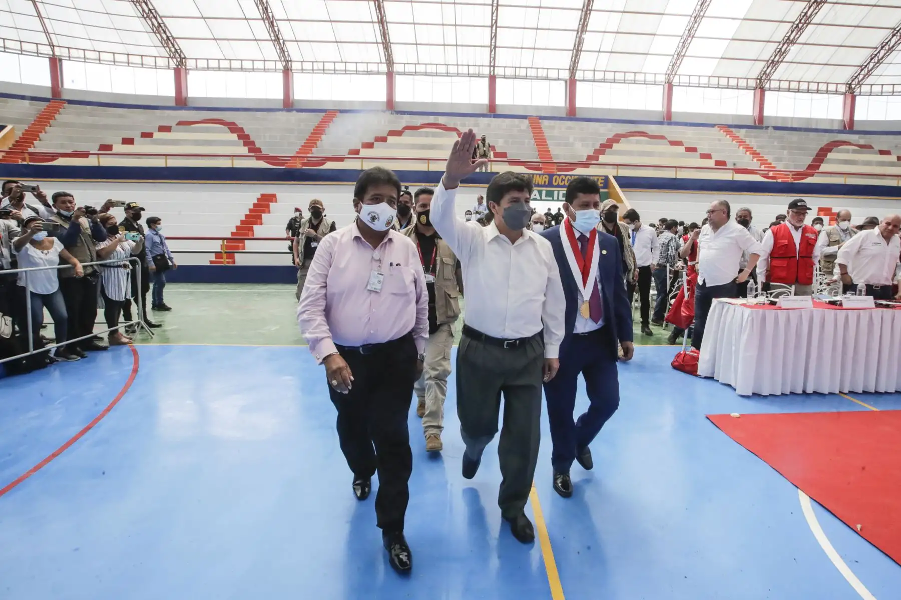 El presidente Pedro Castillo lideró esta tarde el X Consejo de Ministros Descentralizado en Tumbes, región del norte del país. La reunión se lleva a cabo en el coliseo Palacio de los Deportes y cuenta con la presencia de ministros de Estado, congresistas por Tumbes, autoridades regionales y locales, y representantes de la sociedad civil.
Foto: ANDINA/Presidencia Perú