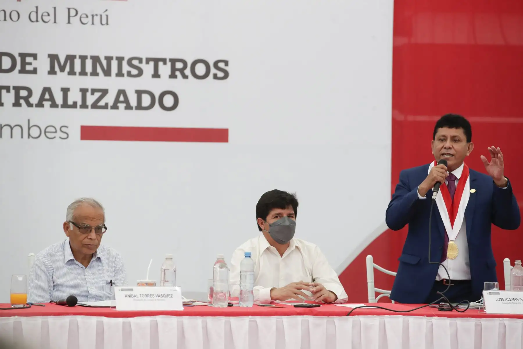 El presidente Pedro Castillo lideró esta tarde el X Consejo de Ministros Descentralizado en Tumbes, región del norte del país. La reunión se lleva a cabo en el coliseo Palacio de los Deportes y cuenta con la presencia de ministros de Estado, congresistas por Tumbes, autoridades regionales y locales, y representantes de la sociedad civil.
Foto: ANDINA/Presidencia Perú