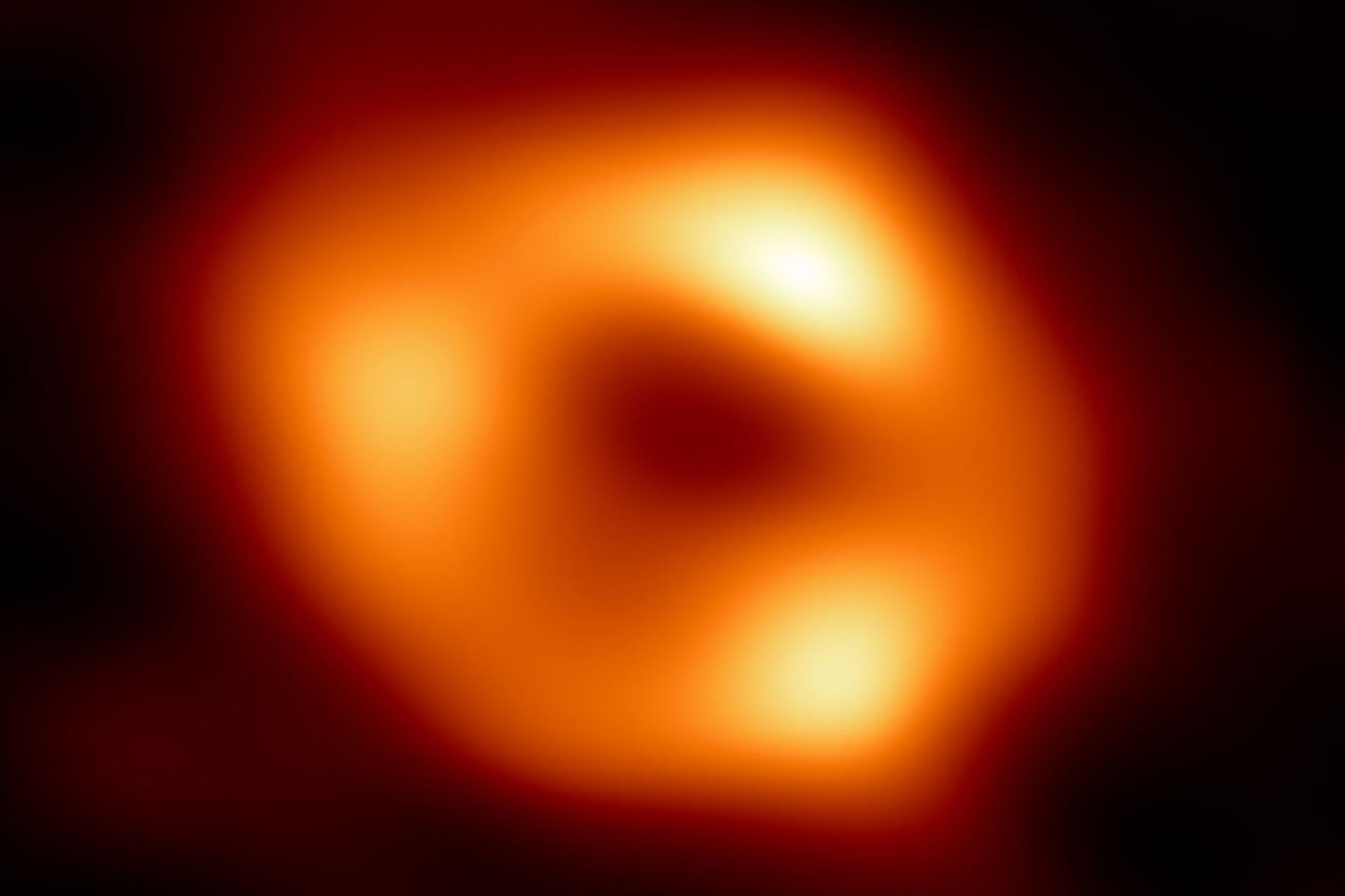 Muestran la primera imagen del agujero negro en el corazón de la Vía Láctea