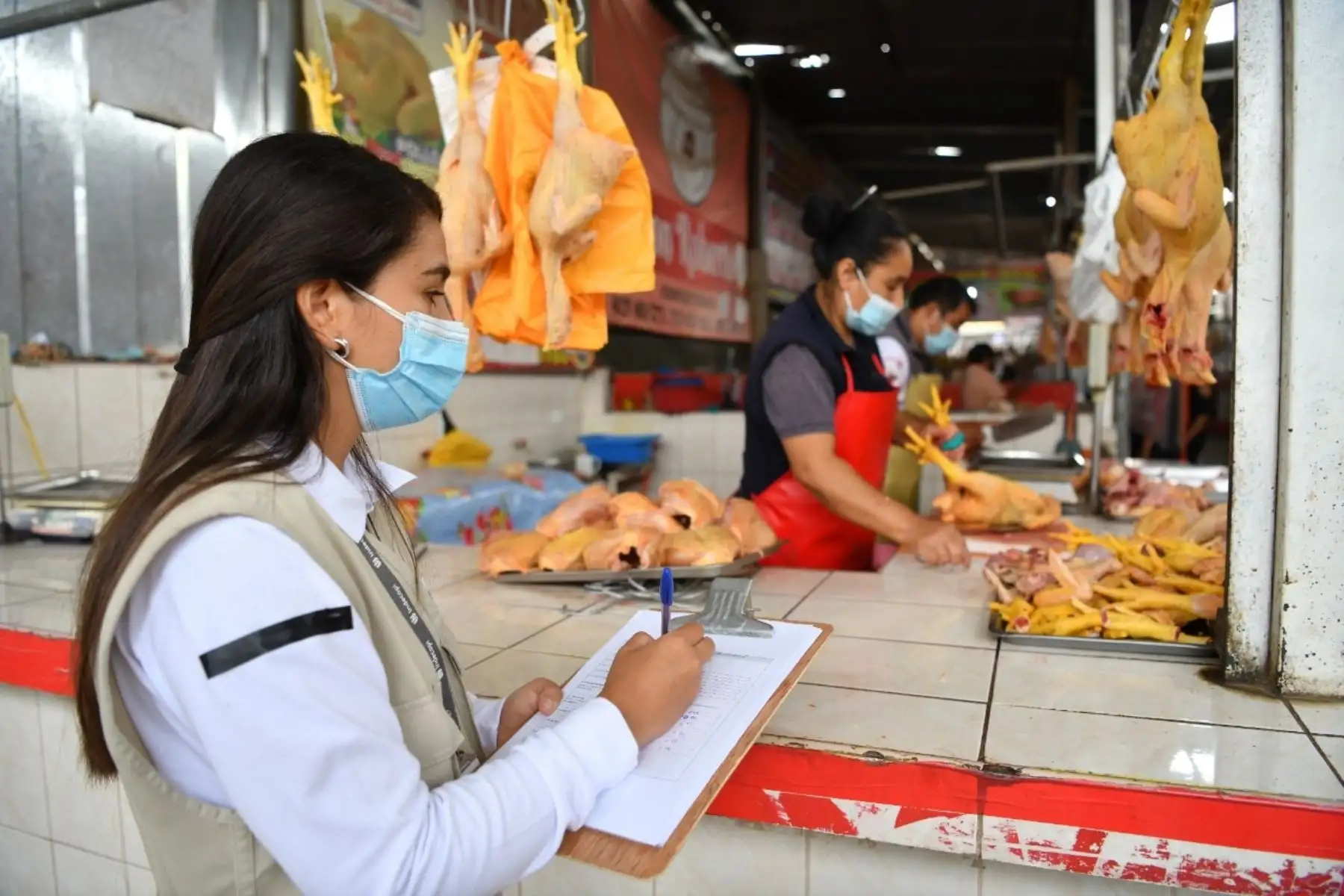 Monitoreo del Indecopi en productos avícolas. Foto: cortesía Indecopi.