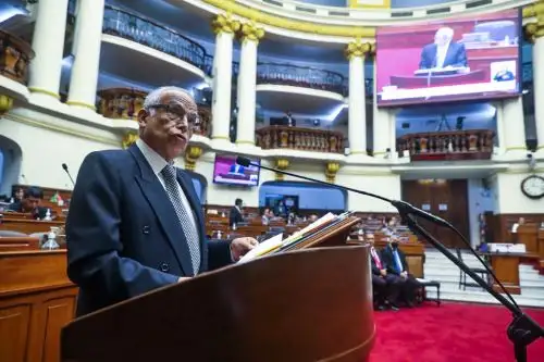 El presidente del Consejo de Ministros, Aníbal Torres, responde esta mañana las preguntas del pliego interpelatorio ante el pleno del Congreso. Foto: Congreso.